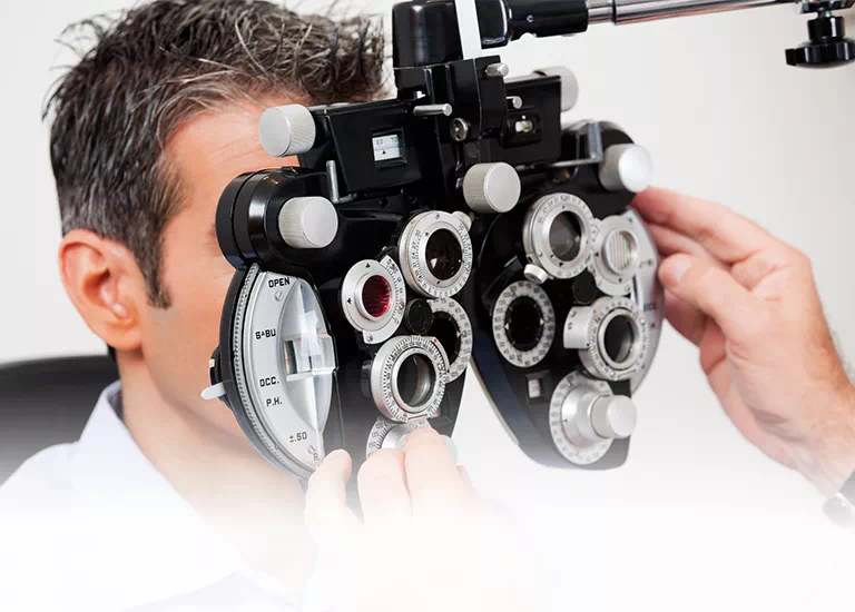 mężczyzna w trakcie badania ostrości wzroku