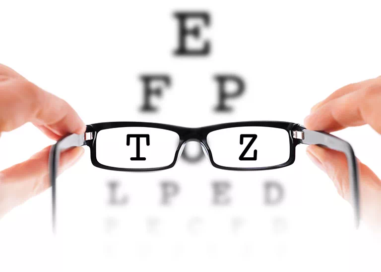 okulary i tablica okulistyczna