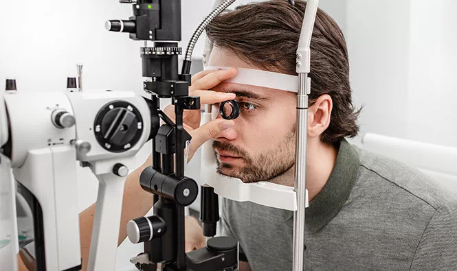 mężczyzna na badaniu ostrości wzroku