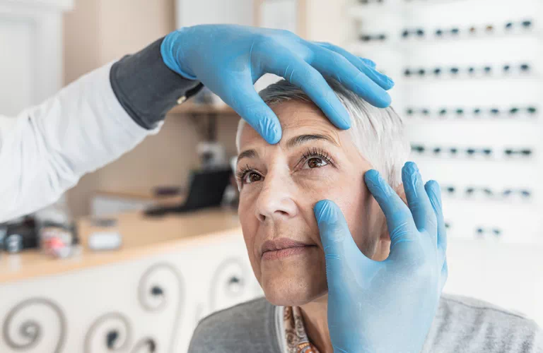 starsza kobieta na badaniu wzroku u okulisty